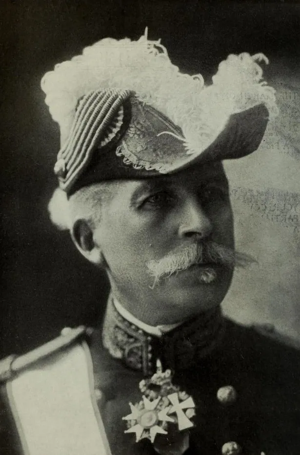 Portrait photographique du général Albert d’Amade en grande tenue, coiffé du bicorne à plumes, la croix de commandeur au col.